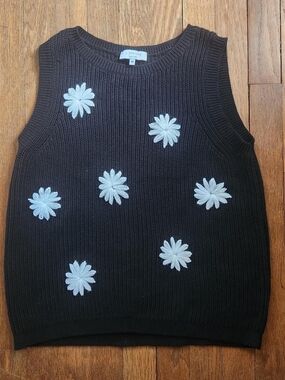 Boutique Black Daisy Appliqué Sleeveless Crewneck Sweater